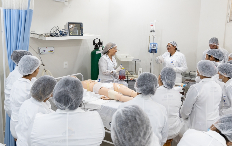 Enfermagem - Turma 153 - Aula prática em laboratório (21/06/2023)