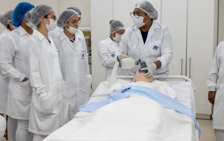 Enfermagem - Turma 152 - Aula prática obre “Auxílio do técnico de enfermagem durante o processo de intubação orotraqueal”
