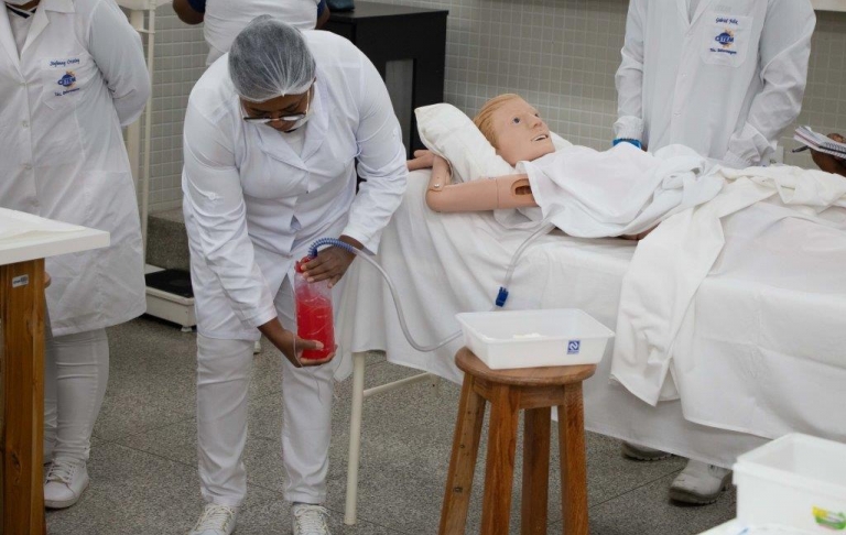 Enfermagem - Aula prática em laboratório sobre "Drenos de Tórax" - Turma 396