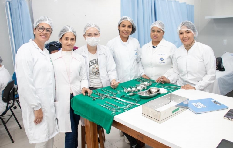 Especialização em Instrumentação Cirúrgica - Aula prática em laboratório sobre “montagem de mesa cirúrgica e passagem de pinças” - Turma 904