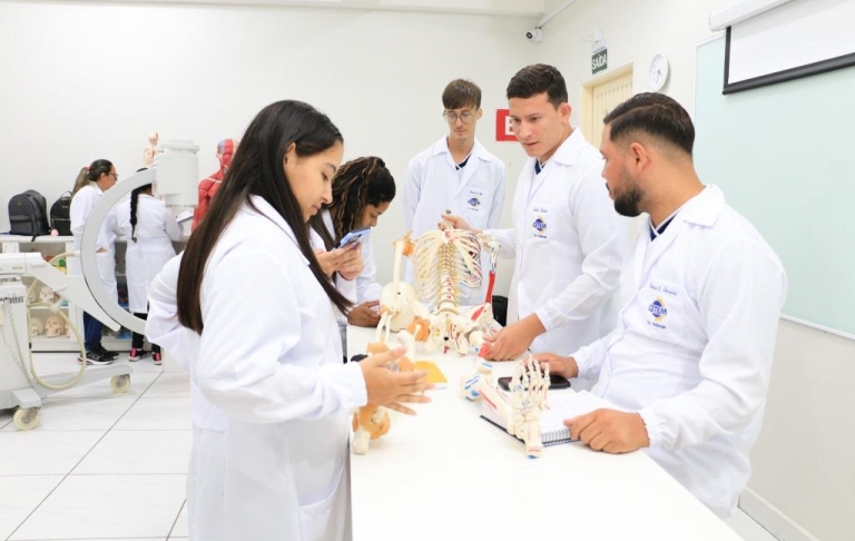 Turma 327R - Técnico em Radiologia em aula prática de anatomia (23/10/2024) 