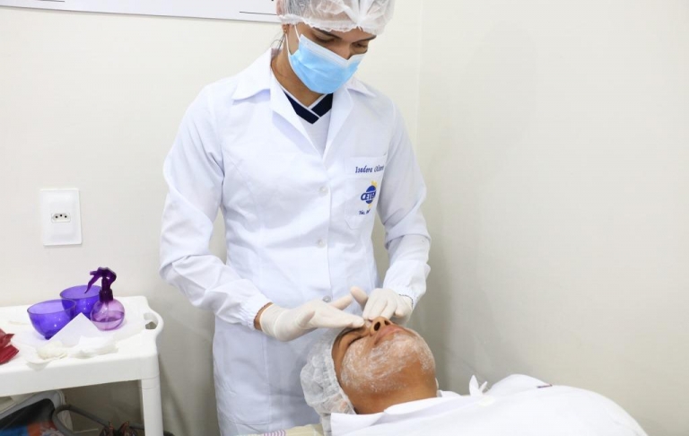 Turma 607/608D em prática no laboratório facial (24/10/2024) 