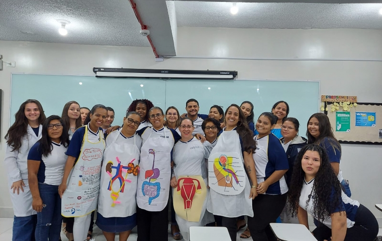 Turma 157 em apresentação de avental dos sistemas do corpo humano (30/10/2024)