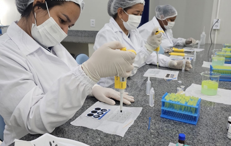 Turma 324L do Curso Técnico em Análise Clínicas aula prática de testes sorológicos VDRL e PCR (11/06/2025)