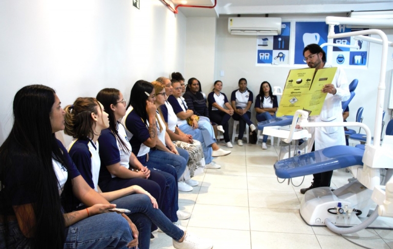 Prática do curso Técnicos em Saúde Bucal e Prótese Dentária 
