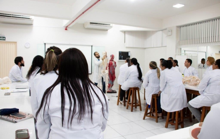 Aula prática Saúde Bucal e Prótese estudo detalhado dos ossos do crânio