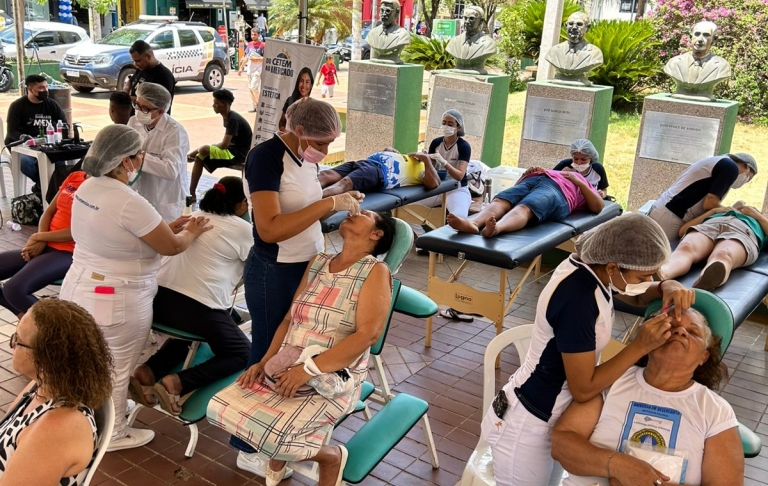 Alunos do Técnico em Estética em ação na Praça Alencastro