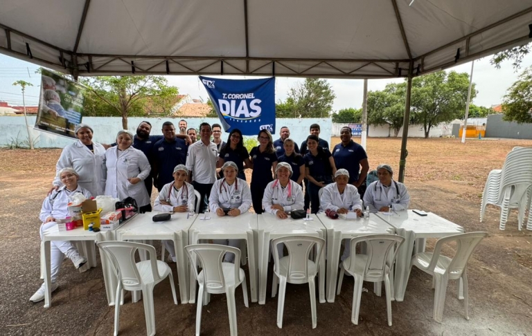 Grupo de estágio de Técnico em Enfermagem participou da ação "Dias pela Melhor Idade" na Praça do Amarelinho
