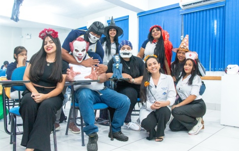 Turma 160 do Técnico em Enfermagem trocou os jalecos por fantasias assustadoramente criativas