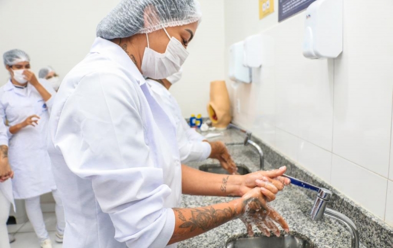 Aula prática de Biossegurança com lavagem de mãos