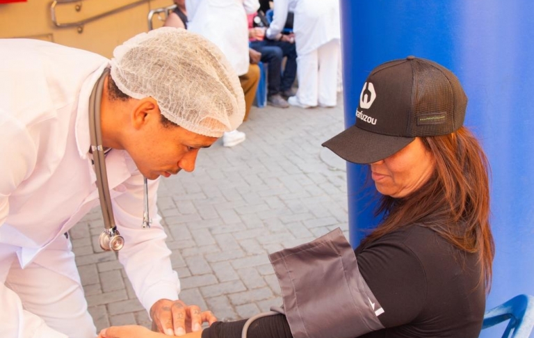Alunos do curso Técnico em Enfermagem realizou o serviço de aferimento de pressão arterial no Calçadão da Antônio João (segundo turno)