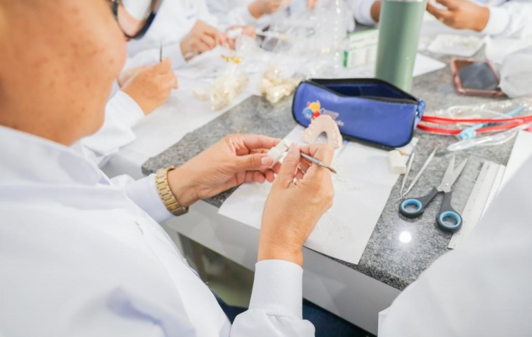 Alunos do curso Técnico em Prótese Dentária tiveram uma aula prática essencial focada na moldagem de prótese