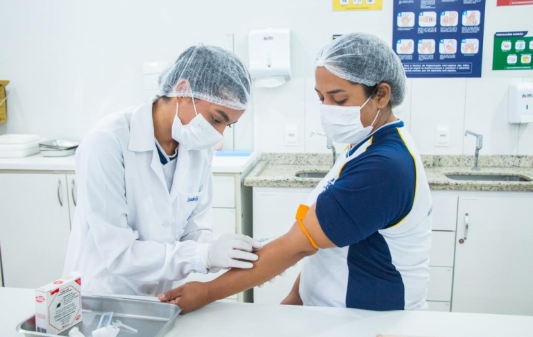 Aula prática das alunas do curso Técnico em Enfermagem no laboratório 