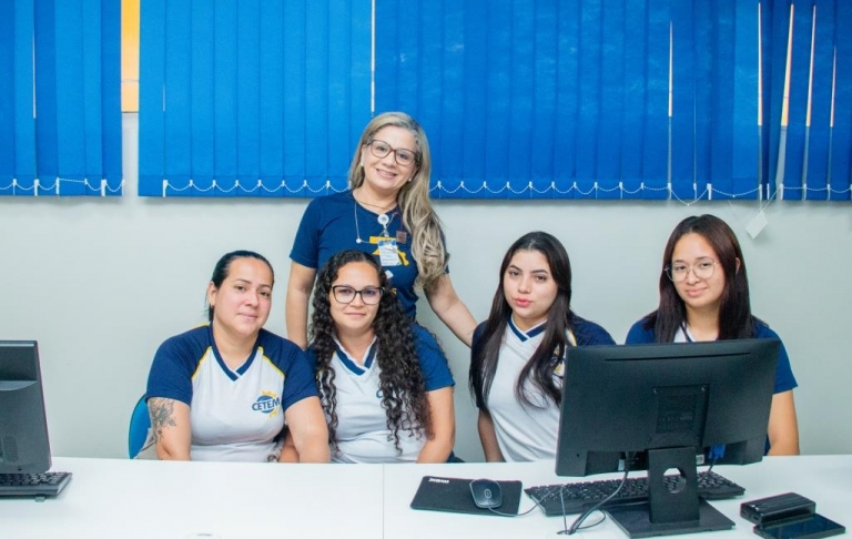  Alunos do curso Técnico em Enfermagem em elaboração do Trabalho de Conclusão de Curso (TCC)