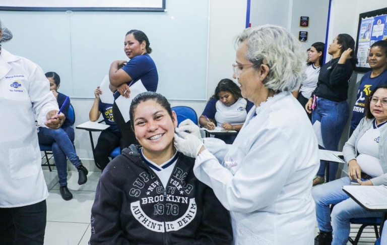 Ação de furo de orelha realizada pela turma de Técnico em Farmácia