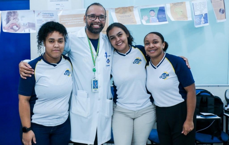 A turma 159 do curso Técnico em Enfermagem realizou a construção do varal sobre Saúde da Criança Brasileira ao Longo dos Anos