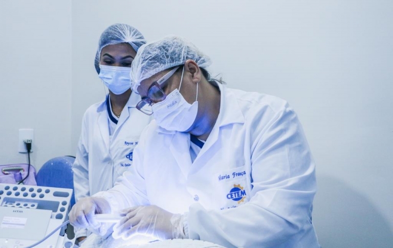 Aula prática de epilação com a turma do curso Técnico em Estética