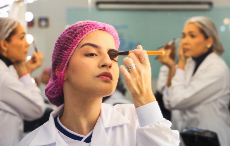 Nossas alunas do curso Técnico em Estética realizando a prática desde o ínicio